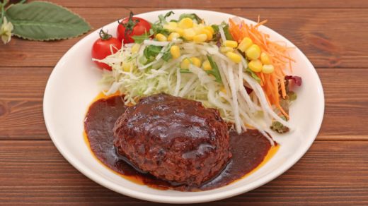 ハンバーグと野菜サラダ