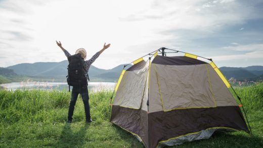 ソロキャンプを楽しむ人