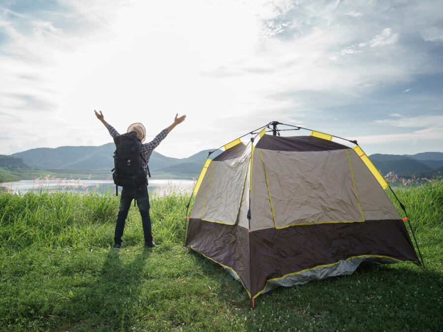 ソロキャンプを楽しむ人